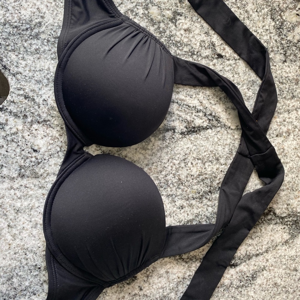 Black vs bombshell top